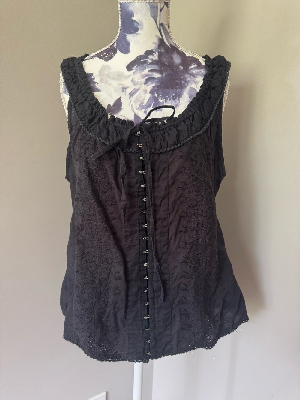 Y2K Coupé Women’s Black Sleeveless Eyelet Hook-Front Tank Top